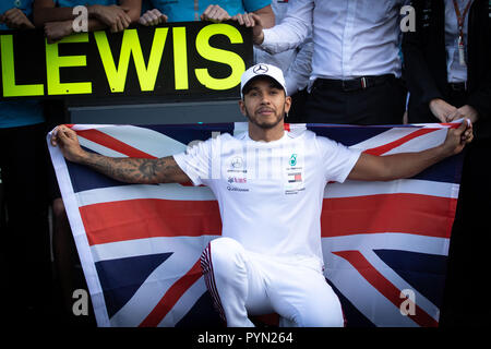 Mercedes Lewis Hamilton feiert gewinnen Meisterschaft der Formel 1 Fahrer während der Mexiko Grand Prix 2018 auf dem Autodromo Hermanos Rodriguez, Mexiko Stadt. PRESS ASSOCIATION Foto. Bild Datum: Sonntag, Oktober 28, 2018. Siehe PA Geschichte AUTO Mexikanische. Photo Credit: PA-Kabel. Einschränkungen: Nur für den redaktionellen Gebrauch bestimmt. Kommerzielle Nutzung mit vorheriger Zustimmung von Teams. Stockfoto