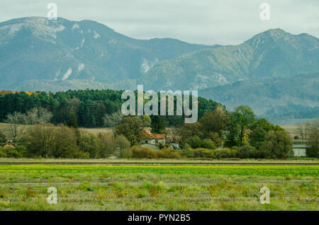 Ladnscape aus der Slowakei - grüne Wiesen und Felder und Berge Stockfoto