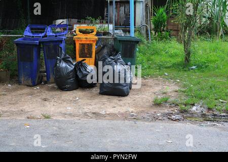 Stapel Schwarzer Müllsack auf Auto Lkw klein Stockfotografie - Alamy