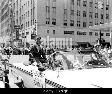 (1962) - - - Astronaut Walter Schirra Reiten in einem Auto während eines Willkommen Parade in Houston, Texas. Stockfoto