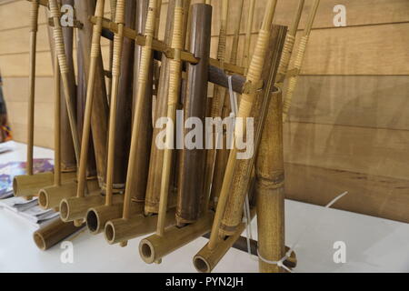 Angklung, ein traditionelles Musikinstrument aus Indonesien stammen, aus Bambus Rohre, die an eine Bambus Rahmen befestigt. Stockfoto