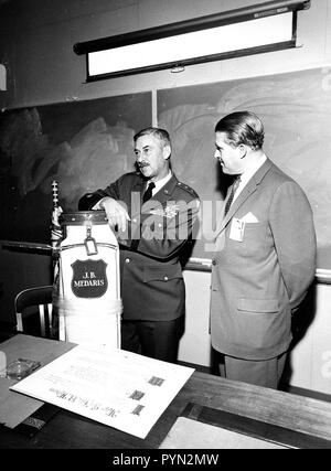 Marshall Space Flight Center Director Wernher von Braun präsentiert Allgemeine J.B. Medaris mit einem neuen Golf Bag. General Medaris, (links) war ein Befehlshaber der Army Ballistic Missile Agency (ABMA) in Redstone Arsenal, Alabama während 1955 bis 1958. Stockfoto