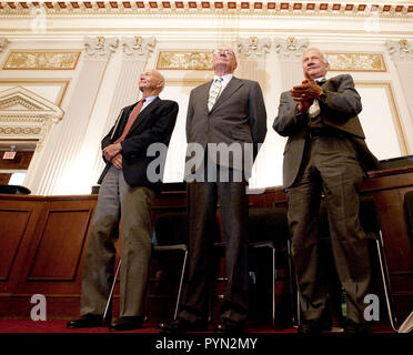 Apollo 11 Astronauten, von links, Michael Collins, Neil Armstrong und Buzz Aldrin stehen in Anerkennung der Astronaut John Glenn während der US-Abgeordnetenhaus Ausschuss für Wissenschaft und Technologie Tribut an die Apollo-11-Astronauten am Cannon House Office Building auf dem Capitol Hill, Dienstag, 21. Juli 2009, in Washington. Der Ausschuss stellte die drei Astronauten der Apollo 11 mit einer gestalteten Kopie von Resolution 607 ihre Leistungen ehrt, und kündigte Durchgang der Gesetzgebung und John Glenn der Congressional Gold Medal. Stockfoto