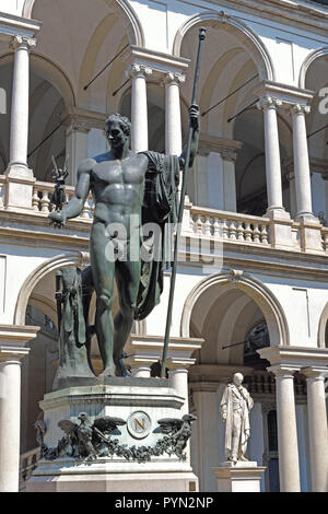 Der Innenhof, der mit einer bronzenen Kopie von Antonio Canova Statue von Napoleon als Mars die Friedensstifter. (Palazzo Brera oder Palazzo di Brera ist eine monumentale Palast in Mailand und in der Lombardei in Norditalien. ) Stockfoto