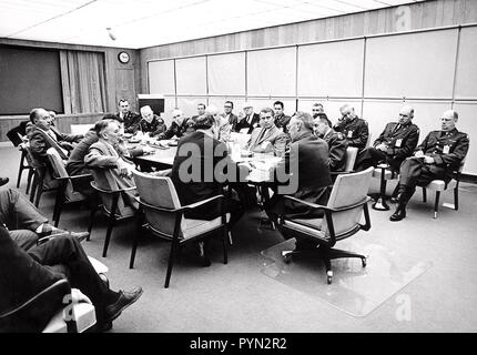 Am Tisch mit dem Rücken zur Kamera sitzt, ist Dr. T. Keith Glernan, NASA-Administrator. An der Spitze der Tabelle ist Major General John Barclay, Kommandeur der ABMA und an der rechten Seite der Tabelle sind Oberst John G. Schnyder von ABMA und Dr. von Braun. Stockfoto