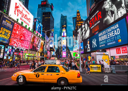 NEW YORK CITY - ca. August, 2018: Die gelben Taxis mit On-board-Plakate Wettbewerb um Aufmerksamkeit mit der blinkenden Zeichen des Times Square. Stockfoto