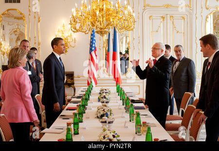 Präsident Barack Obama bei einer gemeinsamen bilateralen Treffen mit Präsident Vaclav Klaus und Premier Mirek Topolanek auf der Prager Burg, Prag, Tschechische Republik. Stockfoto