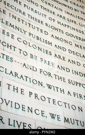 Streben nach Glück Inschrift aus der Erklärung der Unabhängigkeit excerptiert Carved in weißem Marmor auf der Wand des Thomas Jefferson Memorial Stockfoto