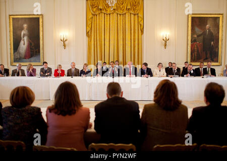 Us-Präsident Barack Obama besucht einen Caucus Treffen für neue Demokraten im East Room des Weißen Hauses. Der Präsident ist zwischen Rep. Ellen Tauscher und Rep. Joe Crowley 3/10/09 sitzt. Stockfoto