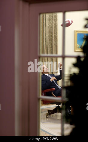 Präsident Barack Obama spielt mit einem Fußball im Oval Office 23.04.09. Stockfoto