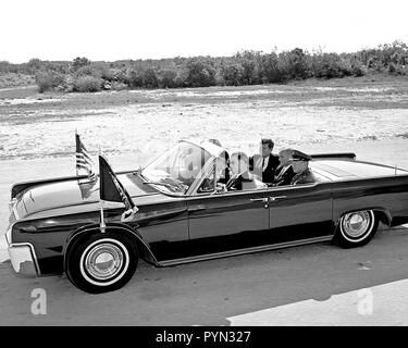 CAPE CANAVERAL - Astronaut John Glenn jr. Gibt ein doppeltes Daumen hoch, wie er und Präsident John F. Kennedy am Cape Canaveral Missile Test Anhang in Florida ankommen. Stockfoto