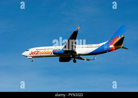 Jet2 Boeing 737-8 MG Landung am Flughafen Birmingham, UK (G-JZBF) Stockfoto