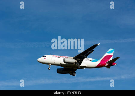 Eurowings Airbus A 319-132 Landung am Flughafen Birmingham, UK (D-Agwa) Stockfoto