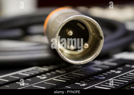 Orange Analog Audio Instrument Kabel auf Digital Mixing Console Stockfoto