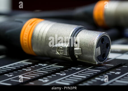 Orange Analog Audio Instrument Kabel auf Digital Mixing Console Stockfoto