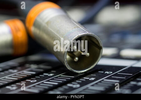 Orange Analog Audio Instrument Kabel auf Digital Mixing Console Stockfoto