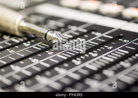 Analog Audio Instrument Führen/Kabelanschluss auf Digital Mixing Console Stockfoto