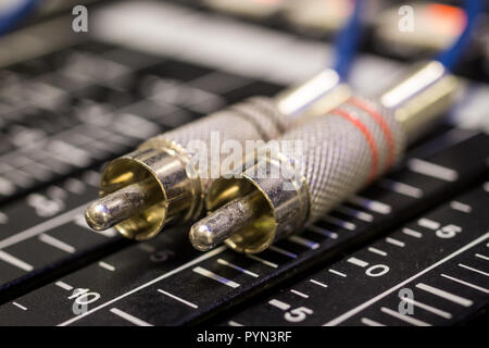 Analog Audio Instrument Führen/Kabelanschluss auf Digital Mixing Console Stockfoto