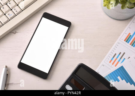 Auf einem Büro weiße Holztisch Smartphone. Horizontale Komposition. Ansicht von oben Stockfoto