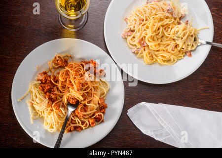 Zwei verschiedene Varianten der Pasta Stockfoto