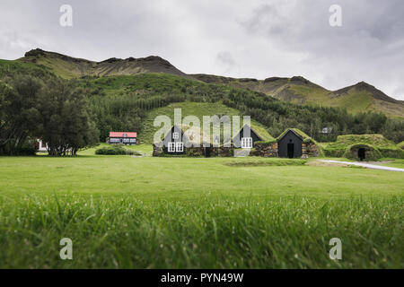 SKOGAR, ISLAND - AUGUST 2018: Traditionelle isländische Torfhäuser mit Grasdach in Skogar open air Museum, Island. Stockfoto