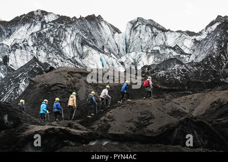 Myrdalsjökull, ISLAND - AUGUST 2018: Gruppe von Touristen auf die geführte Tour auf Solheimajokull Gletscher, Island. Stockfoto