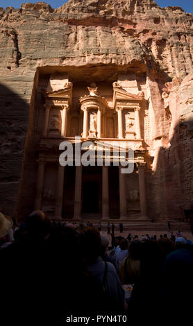 Gebäude in den Fels gehauen im Archäologischen Park, Petra in Jordanien, 24. Oktober 2018 zu sehen sind. Stockfoto