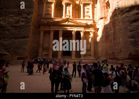 Gebäude in den Fels gehauen im Archäologischen Park, Petra in Jordanien, 24. Oktober 2018 zu sehen sind. Stockfoto