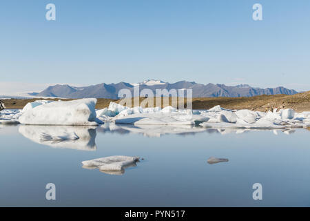 Eis schwebende und Schmelzen der Fjallsarlon Lagune, Island. Stockfoto