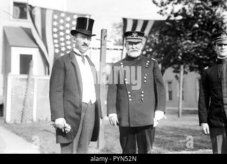 Foto zeigt allgemeine Frederick Dent gewähren, kommandierender Offizier auf Governors Island, mit Kriegsminister Henry Stimson, I. vermutlich anlässlich des jährlichen Rasen Partei durch die Armee Fhv gesponsert ca .1911 Stockfoto