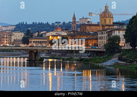 Verkehr auf Flughafen 'Amerigo Vespucci' Brücke gegen das Stadtbild von Florenz, Toskana, Italien in einem Sommer Abend Stockfoto