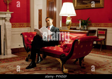 Präsident Obama geht über Notizen in das Rote Zimmer vor einem Live Prime Time Pressekonferenz im East Room des Weißen Hauses 3/24/09. Stockfoto