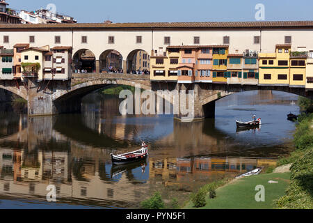 Florenz, Italien - 8 August, 2018: die Gondel auf Arno gegen Ponte Vecchio in Florenz. Das historische Zentrum von Florenz ist als UNESCO Weltkulturerbe gelistet Stockfoto