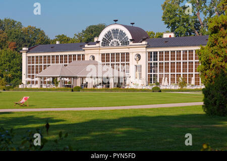 Warschau, Polen - 21. September 2018: die Leute an der Neuen Orangerie im Lazienki Park Krolewskie ruht. 1861 Für die orange Bäume gebaut, es beherbergt heute das Stockfoto