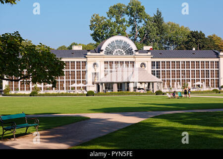 Warschau, Polen - 21. September 2018: die Leute an der Neuen Orangerie im Lazienki Park Krolewskie ruht. 1861 Für die orange Bäume gebaut, es beherbergt heute das Stockfoto