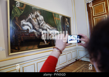 St. Petersburg, Russland - 05 April, 2018: Chinesische Touristen machen Foto der Malerei liebe Szene von Julio Romano (1499-1546) in der Staatlichen Eremitage Stockfoto