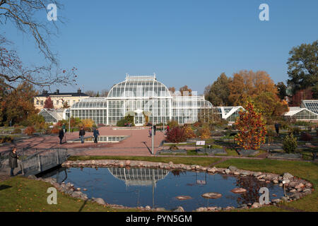 Helsinki, Finnland - 14. Oktober 2018: die Menschen zu Fuß und in Kaisaniemi botanischen Garten vor Palm House. Es wurde 1889 von Design o gebaut Stockfoto