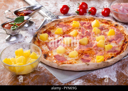 Nahaufnahme der leckeren hawaian Schinken und Apple Pizza mit Zutaten Stockfoto