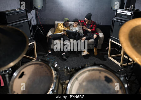 Junge Leute Chillen im Studio Stockfoto