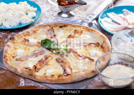 Nahaufnahme der köstlichen weißen intalian Pizza mit Schinken und Käse Stockfoto