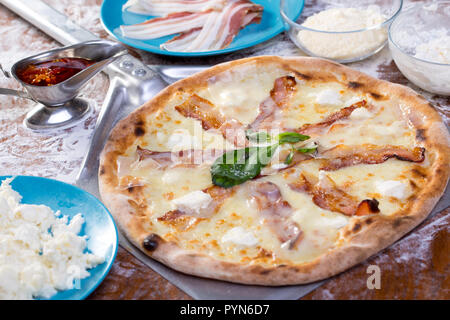 Nahaufnahme der köstlichen weißen intalian Pizza mit Schinken und Käse Stockfoto