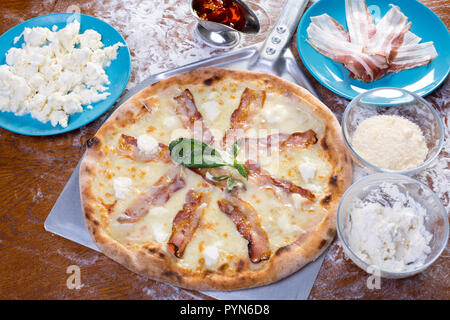 Nahaufnahme der köstlichen weißen intalian Pizza mit Schinken und Käse Stockfoto