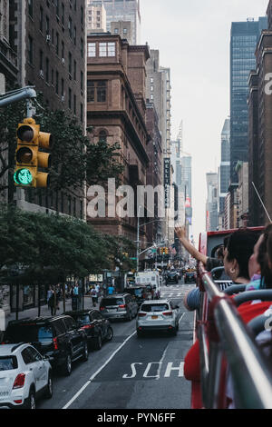 New York, USA - Juni 2, 2018: Blick auf die 7th Street von der Oberseite der Touristenbus. 7Th Street ist eine Straße in Manhattan, für Madison Square Garden, Pe bekannt Stockfoto