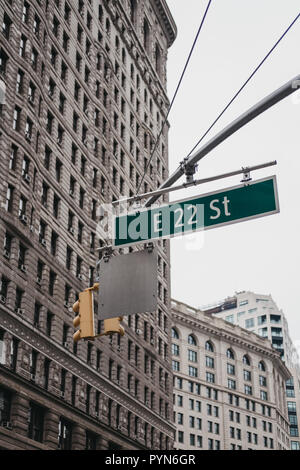 Straße und Schilder auf einen Laternenpfahl am 22 East Street in Manhattan, New York, USA. Stockfoto