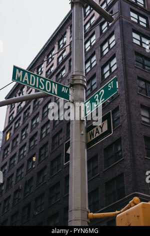 Straße und Schilder auf der Lampe an der Ecke Lexington Avenue und East 30. Straße in Manhattan, New York, USA. Stockfoto