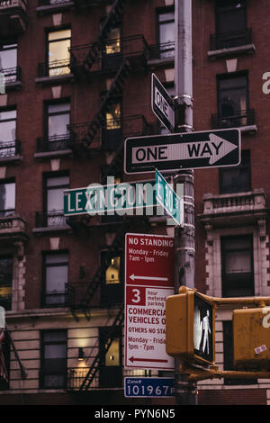 New York, USA - 29. Mai 2018: Straße und Verkehrszeichen auf einer Lamp Post an der Ecke Lexington Avenue und East 30. Straße in Manhattan, New York, Stockfoto