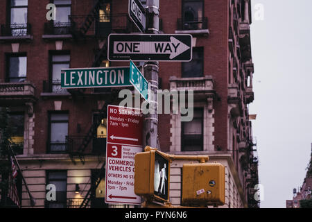 New York, USA - 29. Mai 2018: Straße und Verkehrszeichen auf einer Lamp Post an der Ecke Lexington Avenue und East 30. Straße in Manhattan, New York, Stockfoto