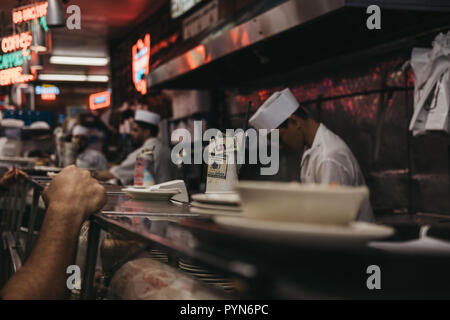 New York, USA - 29. Mai 2018: Kunden für das Essen an der Theke in Katz's Deli in New York warten, iconic Kosher-Stil Feinkost, ope wurde Stockfoto