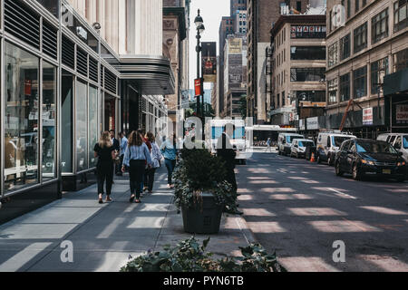 New York, USA - 29. Mai 2018: Menschen zu Fuß auf einer Straße in New York, USA. New York ist eine der meist besuchten Städte in der Welt. Stockfoto