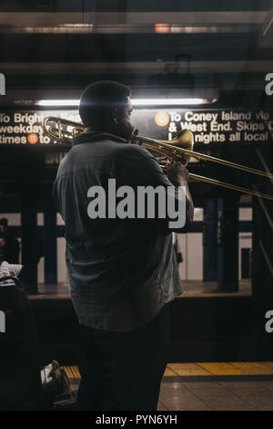 New York, USA - Juni 2, 2018: Mann Musikinstrument spielen in der U-Bahn Station in New York. New York City U-Bahn ist eines der weltweit ältesten Stockfoto